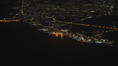 Uçaktan Paphos 'un gece görüntüsü..