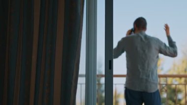 Adam akıllı telefondan biriyle tartışıyor..