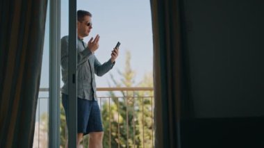 Adam akıllı telefondan biriyle tartışıyor..