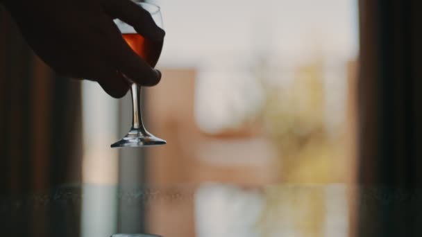 Man Zet Glas Wijn Tafel Gaat Naar Het Balkon — Stockvideo
