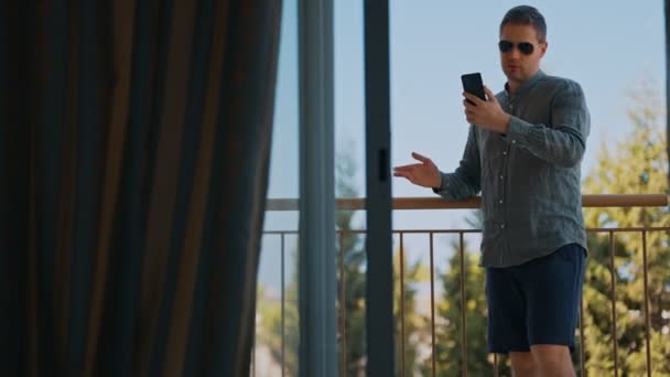 Homem Está Falando Smartphone Varanda Verão — Vídeo de Stock