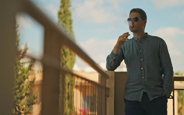 Homem Fumando Cigarro Varanda — Fotografia de Stock