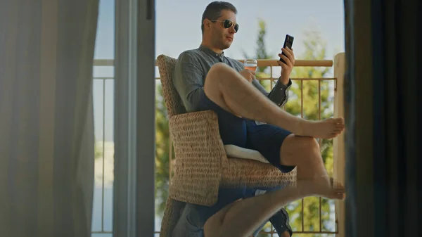 Man Praat Smartphone Het Balkon Zomer — Stockfoto