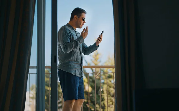 Man Arguing Someone Smartphone — Stock Photo, Image