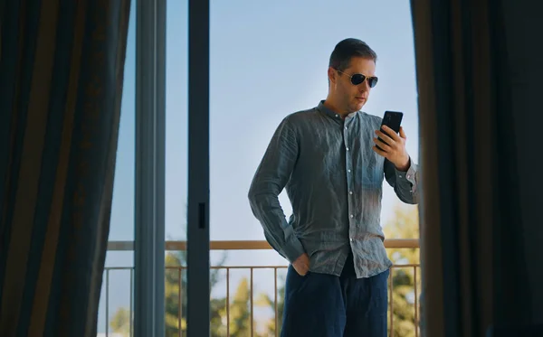 Άνθρωπος Στο Μπαλκόνι Χρησιμοποιώντας Smartphone — Φωτογραφία Αρχείου