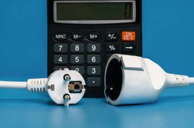 Elektrik büyüme konsepti. Hesap makinesi ve AC güç dolgusu.