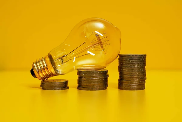 Concetto Aumento Dei Prezzi Dell Elettricità Lampada Monete — Foto Stock