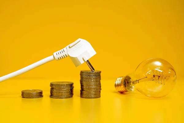 Concetto Aumento Dei Prezzi Dell Elettricità Spina Alimentazione Monete Lampada — Foto Stock