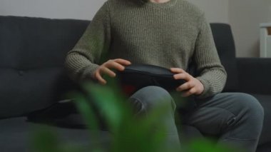Adam bacağına elektrikli ayak masajı yapıyor..