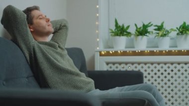 Adam bacaklarına elektrikli ayak masajı yapıyor..