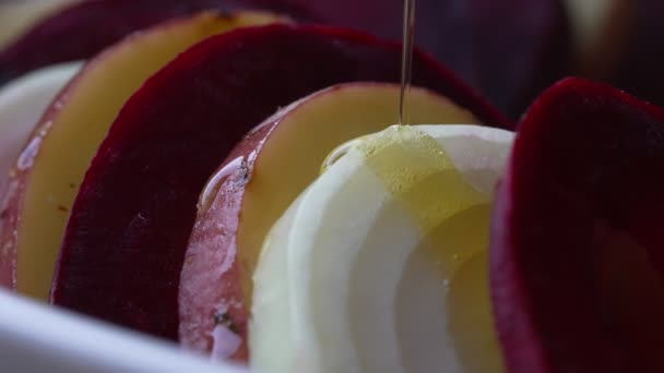 ビート ジャガイモ 玉ねぎと古典的なグラタン — ストック動画