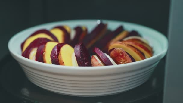 带有甜菜 土豆和洋葱的经典格拉汀 — 图库视频影像