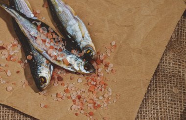 Kağıdın üzerinde bol bol kurutulmuş balık var..