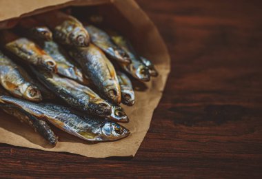 Kese kağıdında bol bol kurutulmuş balık var..