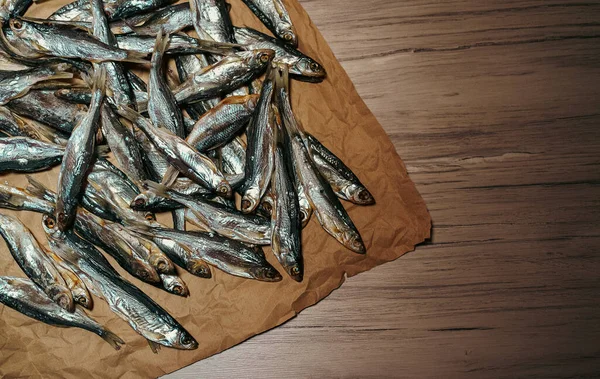 Kağıdın üzerinde bol bol kurutulmuş balık var..