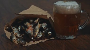 Kurutulmuş balık ve soğuk bira..