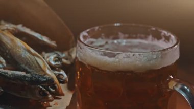 Kurutulmuş balık ve soğuk bira..