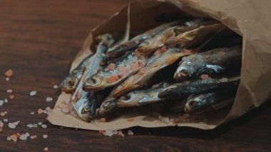 Kese kağıdında bol bol kurutulmuş balık var..