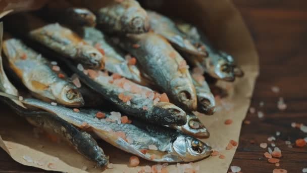 Πολλά Λιαστά Ψάρια Στην Χάρτινη Σακούλα — Αρχείο Βίντεο