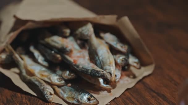 晒干的鱼和冰啤酒 — 图库视频影像