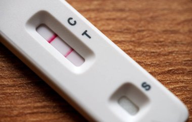 Coronavirüs için pozitif Antijen Hızlı Testi.