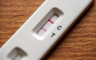 Coronavirüs için pozitif Antijen Hızlı Testi.