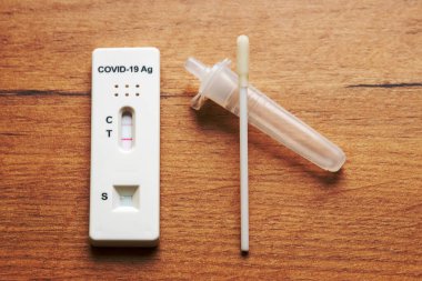 Coronavirüs için pozitif Antijen Hızlı Testi.