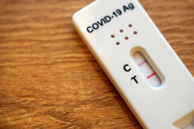 Coronavirüs için pozitif Antijen Hızlı Testi.
