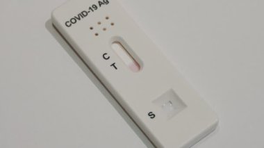 Coronavirüs için Negatif Antijen Hızlı Testi.