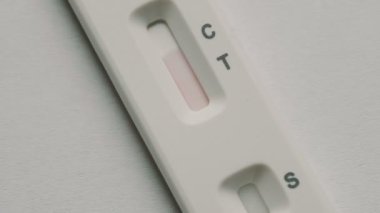 Coronavirüs için pozitif Antijen Hızlı Testi.