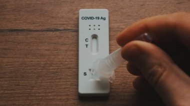 Coronavirüs için pozitif Antijen Hızlı Testi.