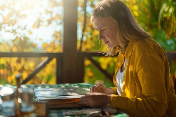 Žena Dívá Menu Restauraci — Stock fotografie