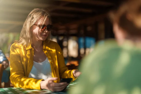 Vrouw Kijkt Naar Menu Restaurant — Stockfoto