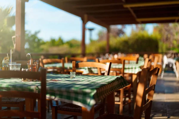 Jídelní Stůl Nádobím Moderní Restauraci Létě — Stock fotografie