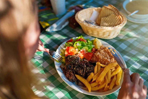 传统的希腊牛肉与米饭和薯条 — 图库照片