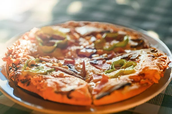 Knusprig Heiße Pizza Mit Schinken Und Grünem Paprika — Stockfoto