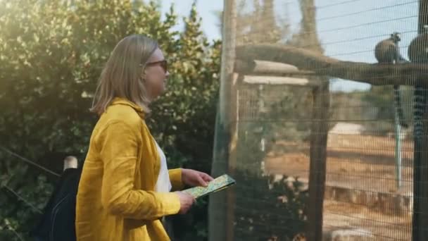 Famille Devant Cage Avec Des Lémuriens Zoo — Video