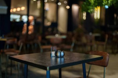 Yazın gece açık hava restoranında masa..