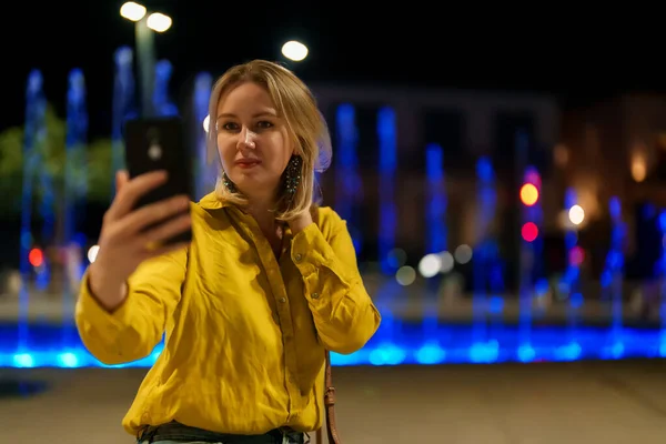 Mujer Toma Selfie Frente Fuente Noche — Foto de Stock
