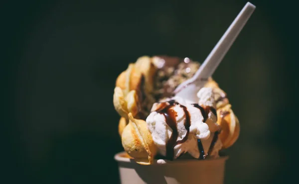 Вафелька Морозивом Наповнена Гарячим Шоколадом — стокове фото