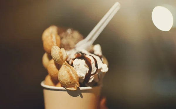 Waffle Com Sorvete Cheio Chocolate Quente — Fotografia de Stock