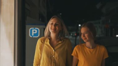 Giyim mağazasının vitrinine bakan aile.