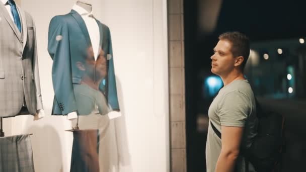 Uomo Guardando Vetrina Del Negozio Abbigliamento — Video Stock