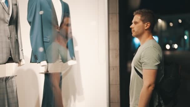 Чоловік Дивиться Вікно Магазину Одягу — стокове відео
