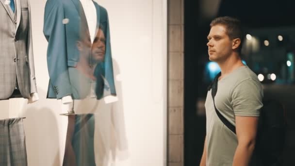 Hombre Mirando Escaparate Tienda Ropa — Vídeos de Stock