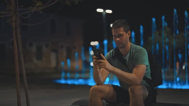Männlicher Tourist Mit Smartphone Der Nähe Des Brunnens — Stockvideo