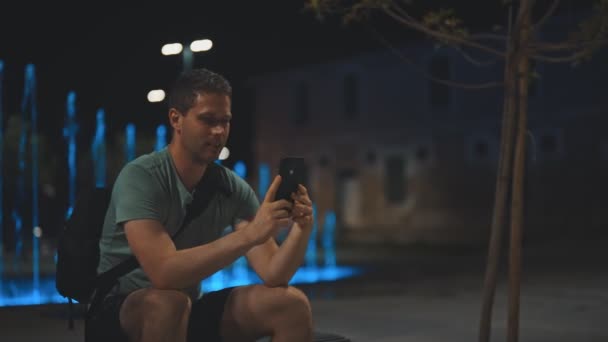 Turista Masculino Con Smartphone Haciendo Videollamada Vacaciones — Vídeos de Stock