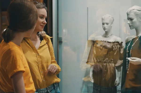 Família Olhando Para Vitrine Loja Roupas — Fotografia de Stock