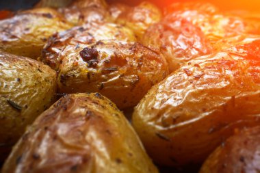 Dereotlu fırında patates manzarası.