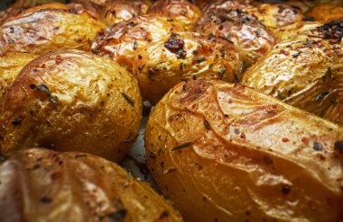 Dereotlu fırında patates manzarası.